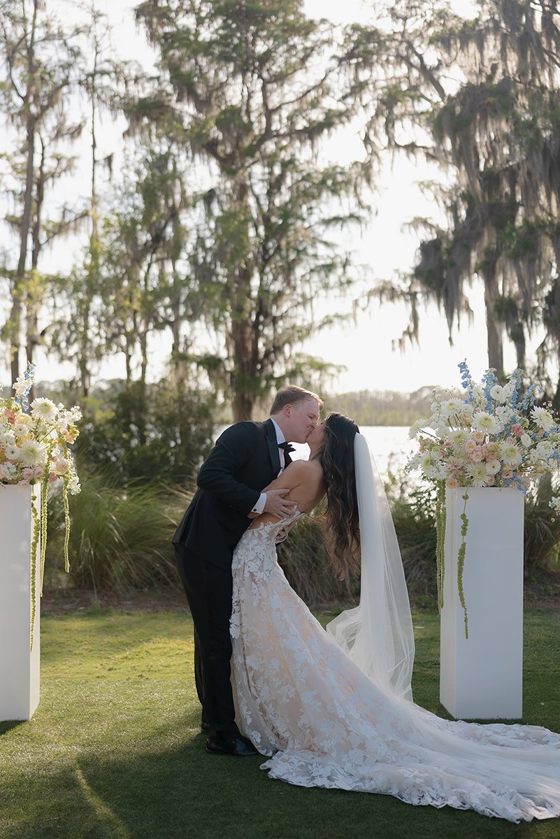 isleworth country club wedding ceremony with bride and groom kissing